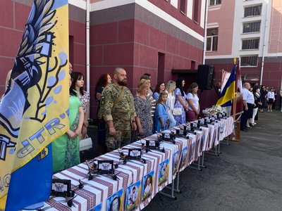 Випусники вінницького ліцею передали українським військовим дрони Випусники вінницького ліцею передали українським військовим дрони