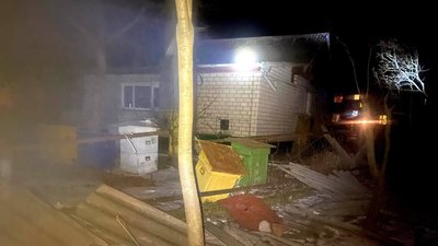 Пошкодило лінії електропередач і два житлові будинки: у Сновській громаді на Чернігівщині зафіксували падіння БпЛА Пошкодило лінії електропередач і два житлові будинки: у Сновській громаді на Чернігівщині зафіксували падіння БпЛА