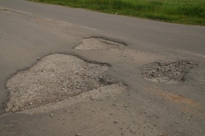 "Машини ламаються, автобус скоро, мабуть, перестане їздити". Жителі Токарів просять відремонтувати дорогу до Сум "Машини ламаються, автобус скоро, мабуть, перестане їздити". Жителі Токарів просять відремонтувати дорогу до Сум
