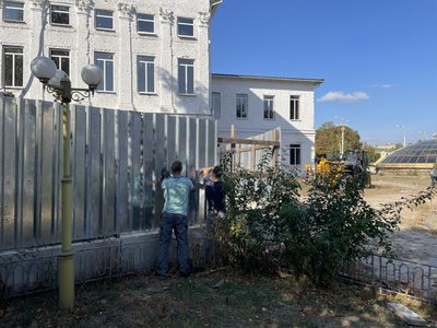 Біля згорілого будинку дворянського зібрання у Полтаві прибрали ще одну частину паркану Біля згорілого будинку дворянського зібрання у Полтаві прибрали ще одну частину паркану