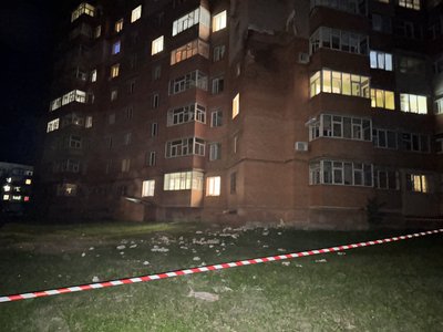 “Молнія” влучила багатоповерховий будинок у Сумах: є травмована людина