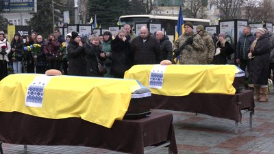 У Рівному попрощались з військовими Дмитром Кириченком та Віктором Дмитрієвим У Рівному попрощались з військовими Дмитром Кириченком та Віктором Дмитрієвим
