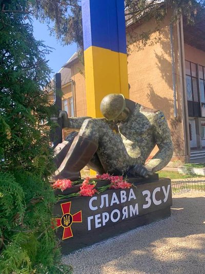 У селі Копанки на Івано-Франківщині радянський меморіал перетворили на пам'ятник героям ЗСУ У селі Копанки на Івано-Франківщині радянський меморіал перетворили на пам'ятник героям ЗСУ