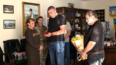 На Хмельниччині родинам загиблих військових вручили державні нагороди На Хмельниччині родинам загиблих військових вручили державні нагороди