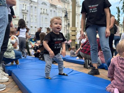 Немовлята долали дистанцію 5 метрів: у Вінниці провели "Забіг повзунків" Немовлята долали дистанцію 5 метрів: у Вінниці провели "Забіг повзунків"