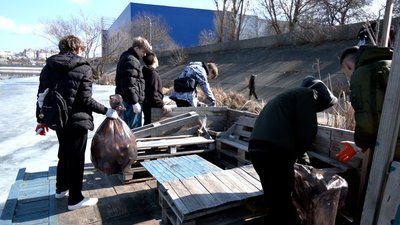 Вінницькі студенти зібрали пів сотні мішків сміття під час прибирання на березі Південного Бугу Вінницькі студенти зібрали пів сотні мішків сміття під час прибирання на березі Південного Бугу