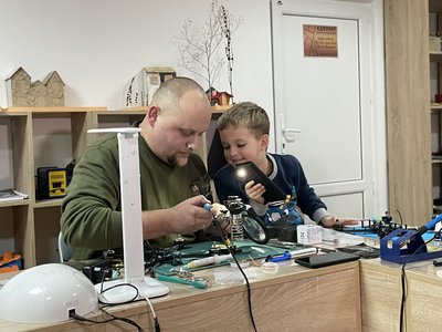 Сергій Савіцький разом із сином Маркіяном-Максимом створюють дрон Сергій Савіцький разом із сином Маркіяном-Максимом створюють дрон