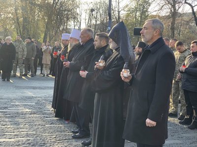 Зеленський та іноземні лідери у Києві вшанували пам’ять жертв Голодоморів Зеленський та іноземні лідери у Києві вшанували пам’ять жертв Голодоморів