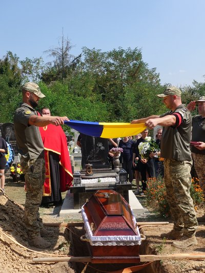 На Закарпатті попрощалися із полеглим захисником Русланом Шакалісом На Закарпатті попрощалися із полеглим захисником Русланом Шакалісом