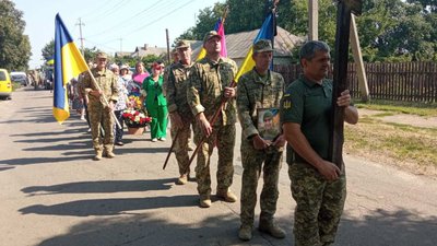 На щиті: громада Черкащини попрощалася з полеглим у бою захисником На щиті: громада Черкащини попрощалася з полеглим у бою захисником