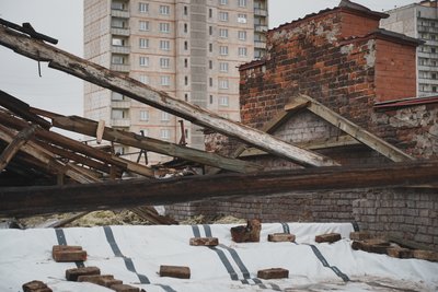 Дах будівлі харківського фармуніверситету, пошкоджений російським ударом шахеда Дах будівлі харківського фармуніверситету, пошкоджений російським ударом шахеда