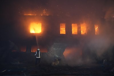 Пожежа на підприємстві у Новобаварському районі Харкова після влучання "Шахеда" 28 січня 2025 року Пожежа на підприємстві у Новобаварському районі Харкова після влучання "Шахеда" 28 січня 2025 року