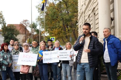 "Спочатку дрони, потім стадіони": у Львові всьоме відбувся пікет "Спочатку дрони, потім стадіони": у Львові всьоме відбувся пікет