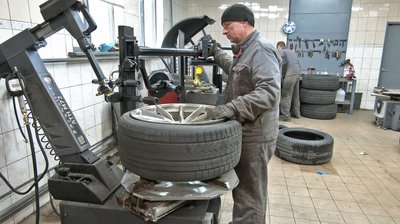 Скільки коштує в Луцьку заміна літньої гуми на зимову та чи є черги на шиномонтажах Скільки коштує в Луцьку заміна літньої гуми на зимову та чи є черги на шиномонтажах