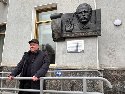 Ідея вивезти меморіальну дошку Миколі Леонтовичу належить працівнику Укрзалізниці Сергію Пташинському Ідея вивезти меморіальну дошку Миколі Леонтовичу належить працівнику Укрзалізниці Сергію Пташинському
