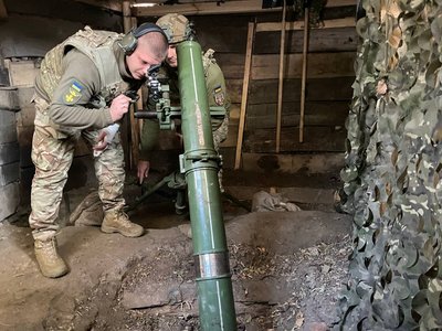 Мінометники 117-ї бригади ТРО показали бойову роботу по російських позиціях Мінометники 117-ї бригади ТРО показали бойову роботу по російських позиціях