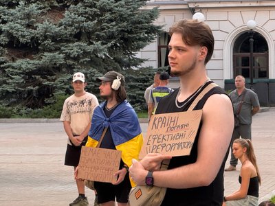 Жителі Дніпрі 20-й день поспіль вийшли на акцію на підтримку Федорова Жителі Дніпрі 20-й день поспіль вийшли на акцію на підтримку Федорова