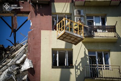 "Одразу впізнав матір": в Одесі чоловік намагався врятувати брата з-під завалів після атаки РФ, мати загинула "Одразу впізнав матір": в Одесі чоловік намагався врятувати брата з-під завалів після атаки РФ, мати загинула
