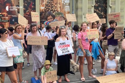 "Я дуже не люблю бути непочутою": в Одесі другий день поспіль відбувається акція проти відставки Михайла Федорова "Я дуже не люблю бути непочутою": в Одесі другий день поспіль відбувається акція проти відставки Михайла Федорова