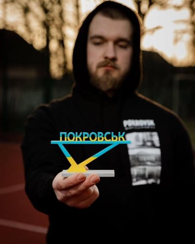 Стела Донецької області чи мапа рідного міста. Переселенець з Мирнограда створює авторський мерч на чохлах та футболках Стела Донецької області чи мапа рідного міста. Переселенець з Мирнограда створює авторський мерч на чохлах та футболках