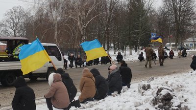 Поховання військового: на Чернігівщині попрощалися із Русланом Довгушею Поховання військового: на Чернігівщині попрощалися із Русланом Довгушею
