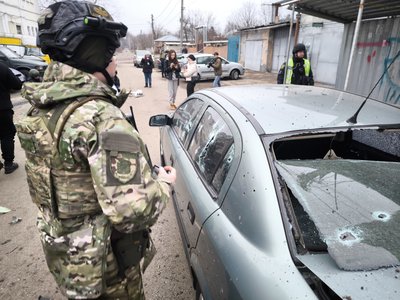 Побите внаслідок російського влучання авто, Шевченківський район, Харків, 25 січня 2025 року Побите внаслідок російського влучання авто, Шевченківський район, Харків, 25 січня 2025 року