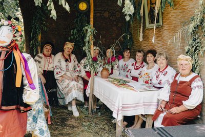 "Празник такий – Зелена неділя!": як наряджають "куклу" та відзначають Трійцю у Шаповалівці на Сумщині "Празник такий – Зелена неділя!": як наряджають "куклу" та відзначають Трійцю у Шаповалівці на Сумщині