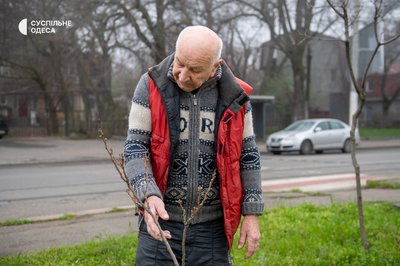 Витрачає свою пенсію: житель Одеси виготовляє меморіали загиблим військовим за власні кошти Витрачає свою пенсію: житель Одеси виготовляє меморіали загиблим військовим за власні кошти