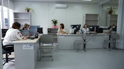 Працівники нового модульного ЦНАПу в Іванкові на своїх робочих місцях Працівники нового модульного ЦНАПу в Іванкові на своїх робочих місцях