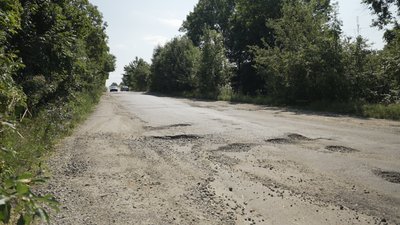 "Вибиваєш колеса, лопають диски": на Вінниччині 30 км траси потребують ремонту "Вибиваєш колеса, лопають диски": на Вінниччині 30 км траси потребують ремонту