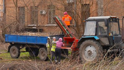 У Кропивницькому прибирають ділянку біля ДРАЦСу: чи облаштовуватимуть парковку