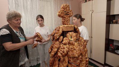 Роблять на похорон, щоби віддати шану: як у селах Буковини зберігають традицію поминального деревця | "Жива спадщина" Роблять на похорон, щоби віддати шану: як у селах Буковини зберігають традицію поминального деревця | "Жива спадщина"