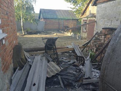 Дев'ять FPV-дронів атакували будинок старости прикордонного села Івашки на Харківщині Дев'ять FPV-дронів атакували будинок старости прикордонного села Івашки на Харківщині