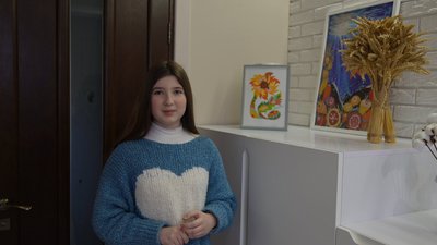 “Хочу розповідати про Україну”.
Як 11-річна Ніколь розповідає малюнками про Україну і допомагає ЗСУ “Хочу розповідати про Україну”.
Як 11-річна Ніколь розповідає малюнками про Україну і допомагає ЗСУ