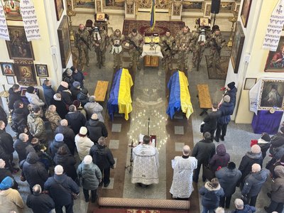 У Полтаві попрощалися із військовими Павлом Романцем та Віталієм Хорошуном, які загинули, захищаючи Україну У Полтаві попрощалися із військовими Павлом Романцем та Віталієм Хорошуном, які загинули, захищаючи Україну