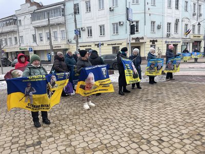 У Хмельницькому відбувається 186 акція на підтримку полонених та зниклих воїнів У Хмельницькому відбувається 186 акція на підтримку полонених та зниклих воїнів