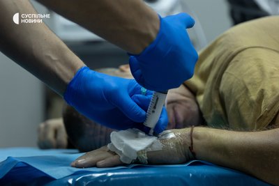 Лікар-анестезіолог вводить загальну анестезію пацієнту у лікарні "Феофанія" у Києві Лікар-анестезіолог вводить загальну анестезію пацієнту у лікарні "Феофанія" у Києві