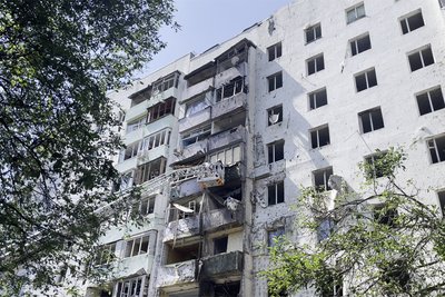 Будинок, який було пошкоджено внаслідок атаки РФ у Чернівцях Будинок, який було пошкоджено внаслідок атаки РФ у Чернівцях