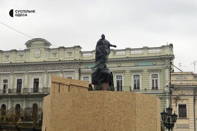 В Одесі пам'ятник Катерини II закрили дерев'яною огорожею В Одесі пам'ятник Катерини II закрили дерев'яною огорожею