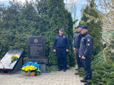 поліція Київщини вшанувала загиблих ліквідаторів поліція Київщини вшанувала загиблих ліквідаторів