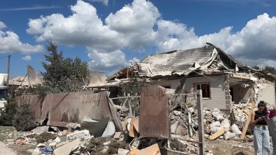 "Дуже багато пилу, гару і погане самопочуття" — жителі Київщини про нічний обстріл РФ "Дуже багато пилу, гару і погане самопочуття" — жителі Київщини про нічний обстріл РФ