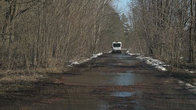 Грошей на поточний ремонт місцевих доріг на Чернігівщині немає: з чим це пов'язано та що кажуть водії про стан доріг Грошей на поточний ремонт місцевих доріг на Чернігівщині немає: з чим це пов'язано та що кажуть водії про стан доріг