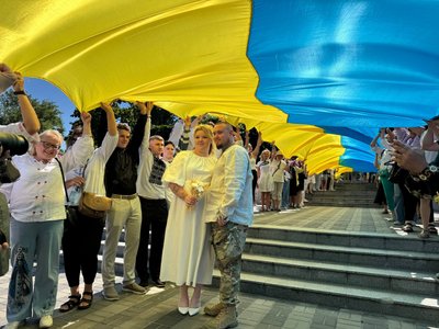 У середмісті Дніпра розгорнули 50-метровий прапор України У середмісті Дніпра розгорнули 50-метровий прапор України
