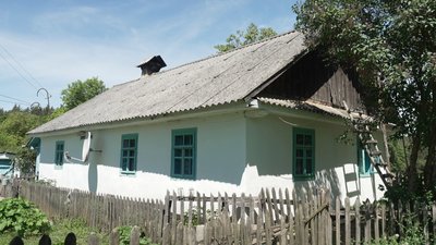 "Отак підлатуємо, сиплеться все": історія подружжя, яке живе в 200-літньому будинку у селі на Рівненщині