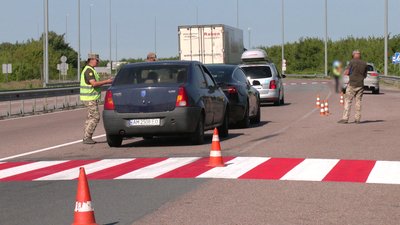 "Виписуємо повістки": як працює мобільний блокпост ТЦК на трасі Київ-Чоп на Рівненщині "Виписуємо повістки": як працює мобільний блокпост ТЦК на трасі Київ-Чоп на Рівненщині