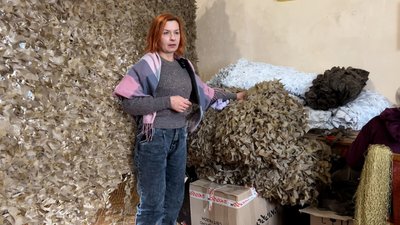 У місті на Рівненщині роблять маскувальні сітки за допомогою лазерного розкрою за пришвидшеною технологією