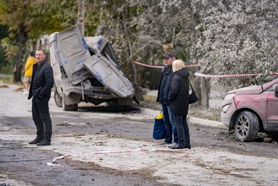 Що відбувається на місці ракетного удару по Дніпру: фоторепортаж Що відбувається на місці ракетного удару по Дніпру: фоторепортаж