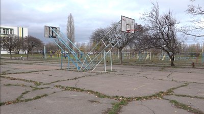 "Боюсь, що син зламає ноги": жителька Черкас просить відремонтувати спортивні майданчики поблизу її будинку "Боюсь, що син зламає ноги": жителька Черкас просить відремонтувати спортивні майданчики поблизу її будинку