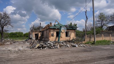"Чекаємо миру, а як не миру – то смерті": як живуть у прифронтовій Новопавлівці за 7 км від фронту "Чекаємо миру, а як не миру – то смерті": як живуть у прифронтовій Новопавлівці за 7 км від фронту