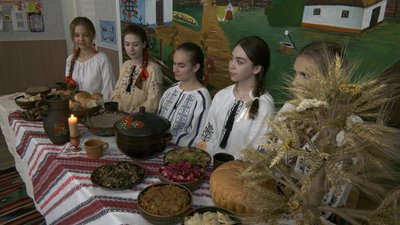 Учні ліцею на Вінниччині відроджують різдвяну традицію виготовлення дідуха Учні ліцею на Вінниччині відроджують різдвяну традицію виготовлення дідуха